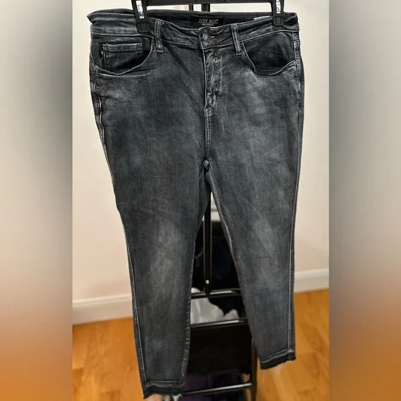 Judy Blue Jeans Womens 15/32 Jaycie Skinny Fit Raw Hem Grayish Black JB88165 - Picture 8 of 8